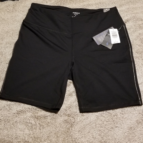 BNWT Torrid size 2 black w silver piping active bike short - Picture 1 of 6
